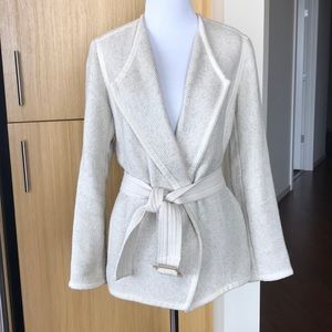 EUC Vince blazer with side pockets and belt.